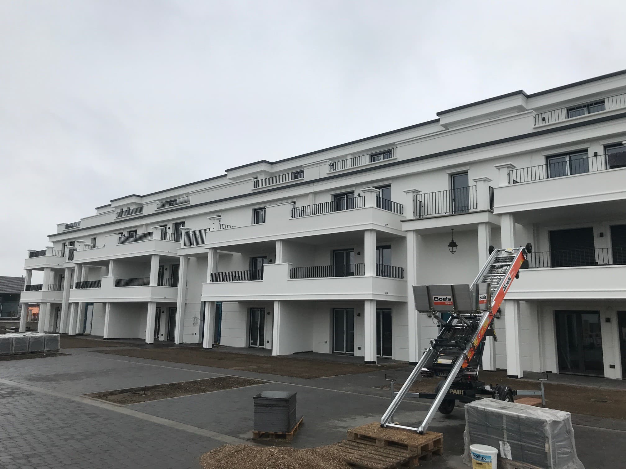 Frisch verputzte Fassade eines Mehrfamilienhauses